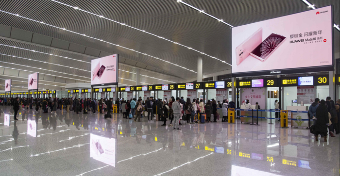 重庆机场LED广告.png